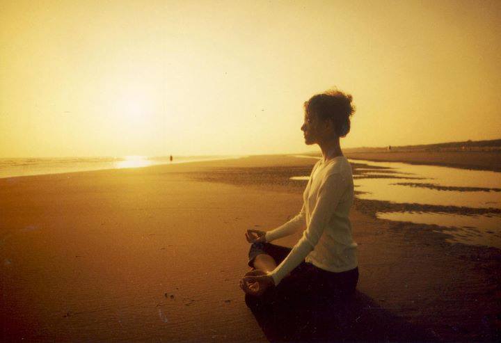 mujer meditacion playa