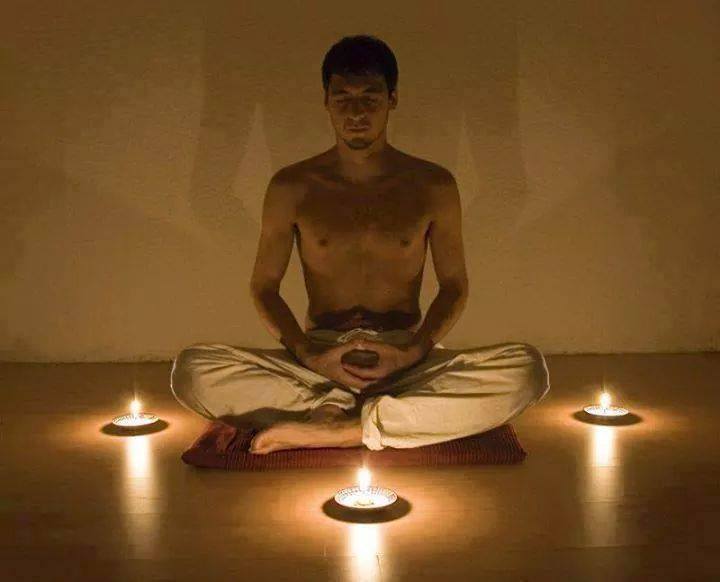 hombre joven meditando