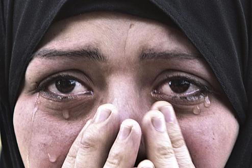 mujer musulmana llorando. gaza